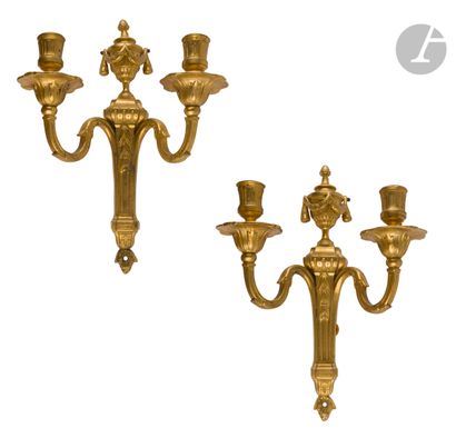  Paire d’appliques en bronze doré à deux lumières, vase et feuillages. Style Louis...