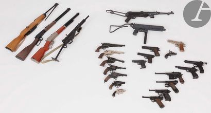 null [MINIATURE MILITARIA] Ensemble de 24 modèles miniatures d'armes à feu dont Winchester...
