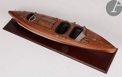  [MODÉLISME NAVAL] Typhoon Maquette de bateau runabout Ontario 110 construit en 1929...