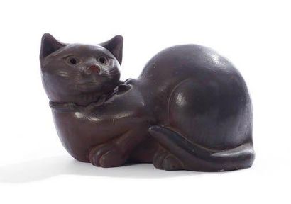 Japon, XVIIIe siècle Brûle-parfum en grès brun en forme de chat assis, la tête mobile....