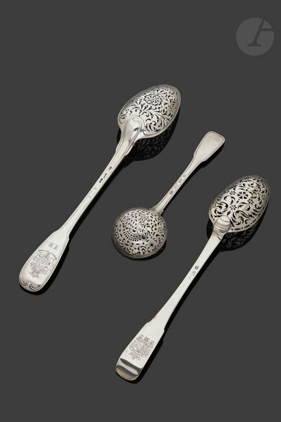 null PARIS 1780 - 1781
Silver olive spoon, net model, the spoon edged. The spatula...