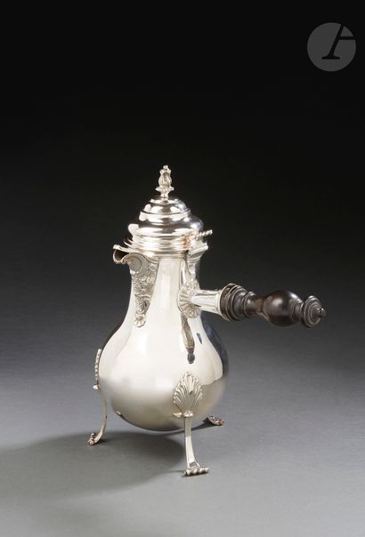 null DUNKERQUE 1778 - 1779
Tripod silver coffee pot piriform, the feet with scrolls...