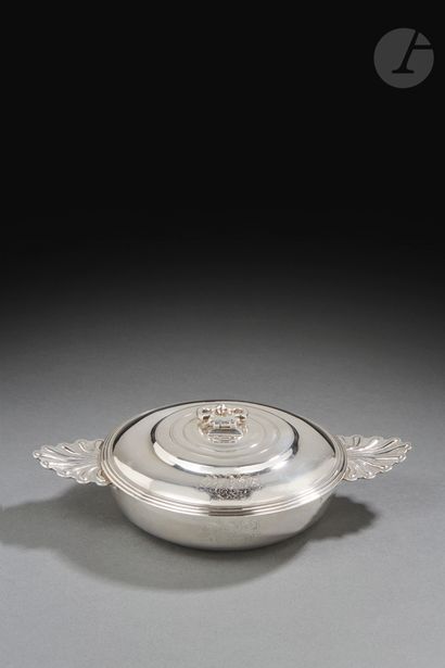 null PARIS 1699 -1700
Circular silver bowl covered with ears. The body is engraved...