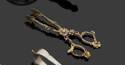 null LONDON 1832 - 1833
A silver gilt sugar tongs in the form of a pair of scissors,...