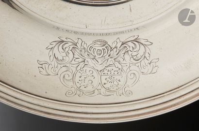 null PARIS 1699 -1700
Écuelle circulaire en argent uni couverte à oreilles. Le corps...