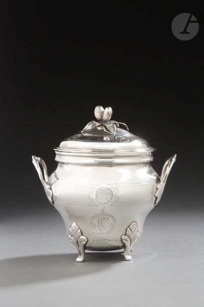null MARSEILLES 1784
Silver sugar bowl with four legs. The feet with leafy attachments,...