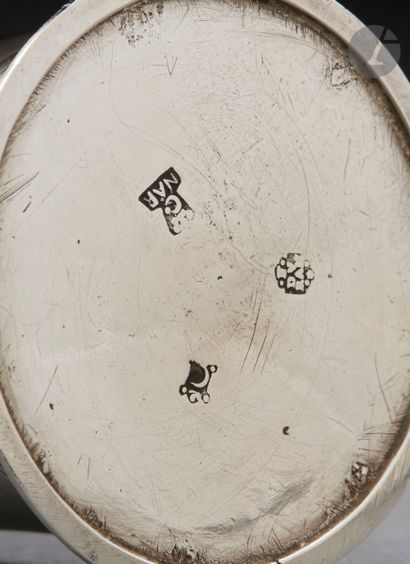  NARBONNE 1748 Saupoudroir en argent de forme cylindrique posant sur une base circulaire,...