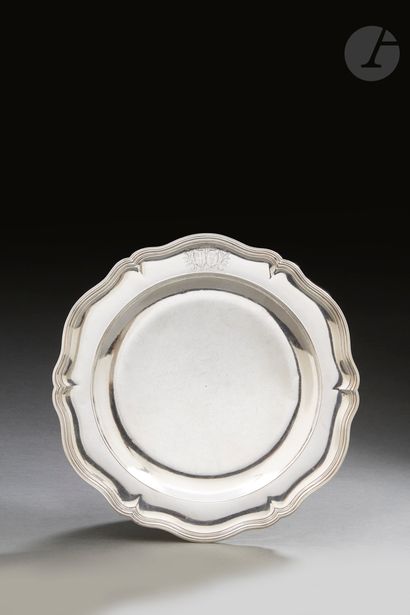 null RENNES 1758 - 1759
Plain silver round dish with six contours molded with fillets....