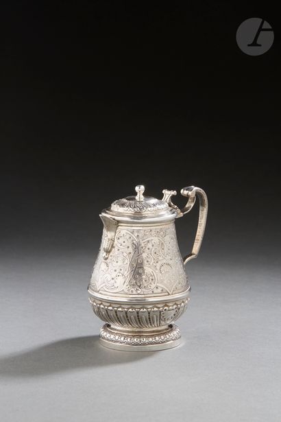 null AUXERRE 1739 - 1744
Silver mustard / creamer. It rests on a pedestal embossed...