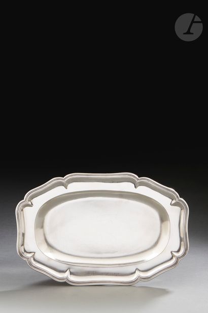 null DOUAI 1757 - 1758
A plain silver oval dish with eight contours, molded with...