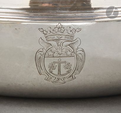  PARIS 1767 - 1768 Écuelle couverte en argent uni, à deux anses en coquille stylisée....