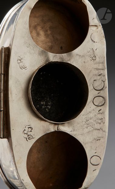  PROVINCE XVIIe siècle NON IDENTIFIÉE Boîte aux Saintes-Huiles en argent, de forme...