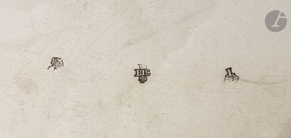 null DOUAI 1757 - 1758
Plat à pigeon en argent uni de forme ovale à huit contours,...