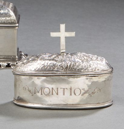 null PROVINCE 17th century UNIDENTIFIED
Silver Holy Oil box, oval shape molded with...