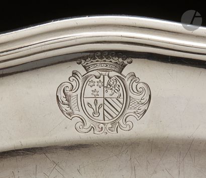 null GRENOBLE 1751 - 1752
Plat à pigeon en argent de forme ovale à bouts rentrés,...