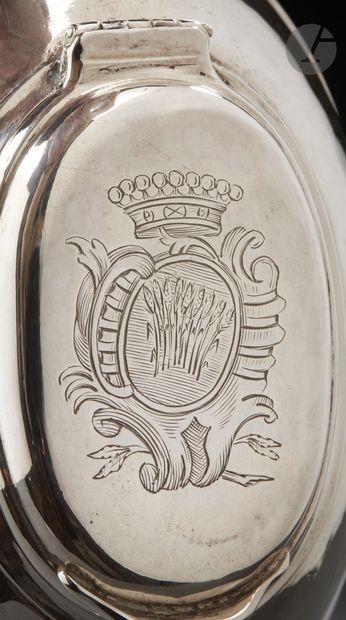 null BESANÇON 1752 - 1753
Silver sick-bottle, known as "duck of sick". Of oval form,...