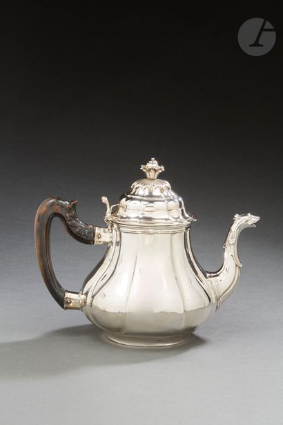 null CITÉ D'ARRAS C.E. 1750
Silver teapot on a circular base. The body is embossed...