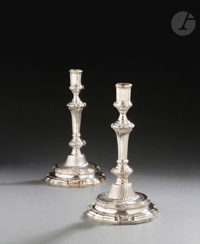 null PARIS 1752 - 1753
Pair of cast silver torches. The base with gradient contours...