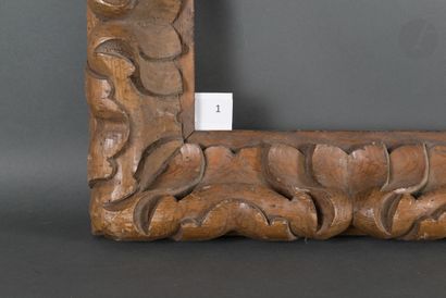 null Cadre en bois sculpté de style XVIIe siècles, espagnol. XIXe siècle.
37,2 x 45 cm...