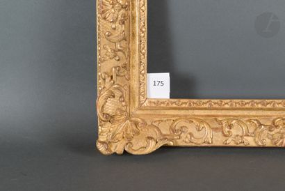 null Cadre en chêne sculpté et doré à décor Bérain. Époque Louis XIV (redoré).
23,8 x 36,5 cm...