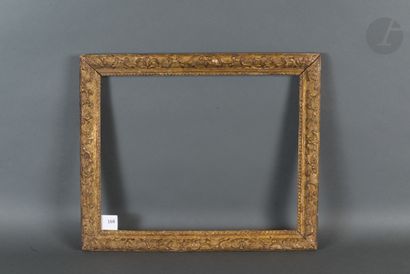 null Baguette en bois sculpté et doré à décor Bérain. Époque Louis XIV (petits accidents).
31 x 39,3 cm...