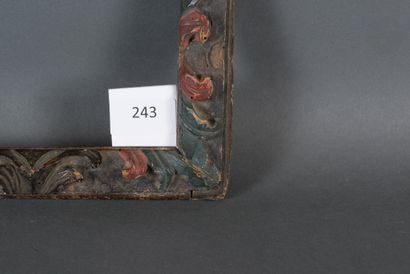null Cadre en bois sculpté et polychromé à décor de feuille stylisés. Italie, XVIIe...