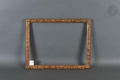 null Baguette en bois sculpté et doré à décor Bérain. Époque Louis XIV (petits accidents).
32 x 42,8 cm...