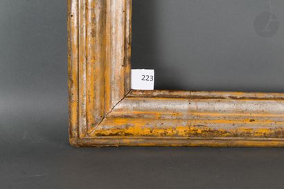null Cadre à profil renversé en bois mouluré et argenté. Italie XVIIe siècle (usures).
55,3 x 71,5 cm...