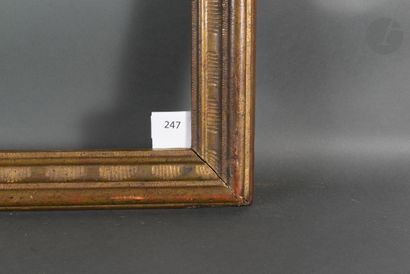 null Cadre en bois mouluré à motif en reparure. Provence, XVIIIe siècle (restaurations).
61,4 x 72,6 cm...