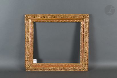 null Cadre en chêne sculpté et doré à décor de paquets de laurier.
Époque Louis XIII.
34,7 x 39,5 cm...