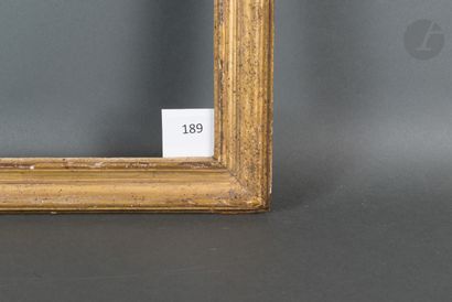 null Baguette en bois mouluré et doré.
Époque Louis XV (accidents).
40,2 x 53,5 cm...