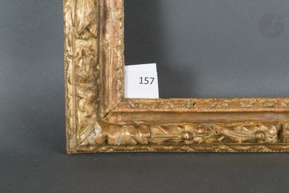 null Cadre en chêne sculpté et doré à décor de paquets de laurier.
Époque Louis XIII...