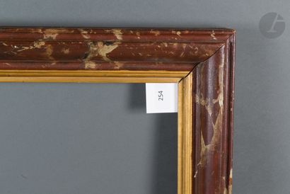 null Cadre en bois mouluré et peint à décor de faux marbre, vue dorée.
Italie, XVIIIe...