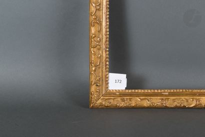 null Baguette en bois sculpté et doré à décor Bérain. Époque Louis XIV.
36,8 x 53,8 cm...