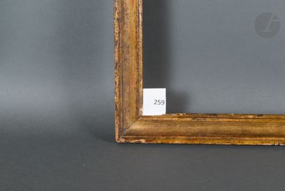 null Baguette en bois mouluré et doré.
Italie, fin du XVIIIe siècle (accidents).
53,1 x 83,8 cm...