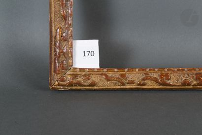 null Baguette en bois sculpté et doré à décor Bérain. Époque Louis XIV (petits accidents).
32 x 42,8 cm...