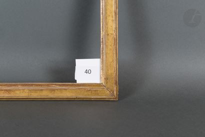null Baguette plate en bois mouluré et doré.
Époque Louis XVI (petits éclats).
28,7 x 38,6 cm...