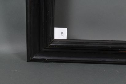 null Cadre à profil renversé en bois mouluré et noirci.
Italie, XVIIe siècle.
76,2 x 101,5 cm...