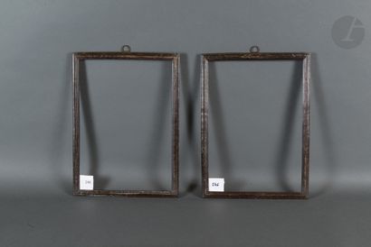 null Paire de baguettes en bois mouluré et noirci. Hollande, XVIIIe siècle.
23,3 x 32,8 cm...