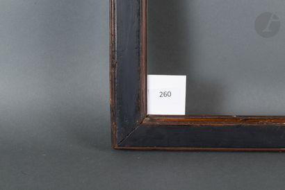 null Cadre plat en noyer mouluré et teinté. Italie XVIIIe siècle.
39,3 x 59,3 cm...