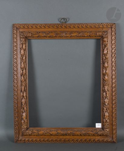 null Carved oak frame decorated with ribbons and laurel bundles.
Louis XIII period.
49,4...