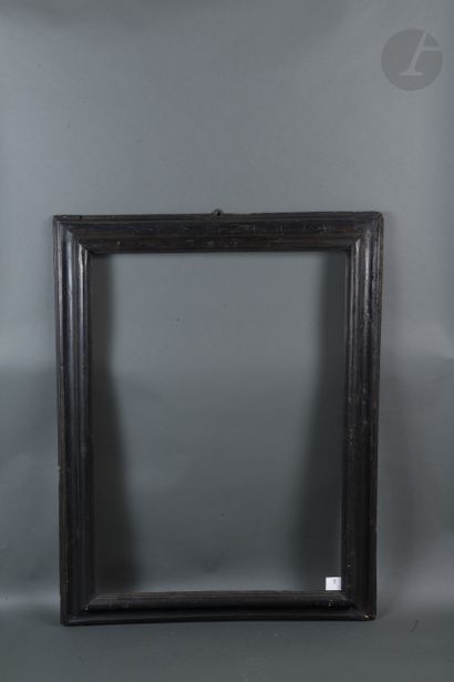 null Cadre à profil renversé en bois mouluré et noirci. Italie, XVIIe siècle (piqûres).
69 x 95,4 cm...