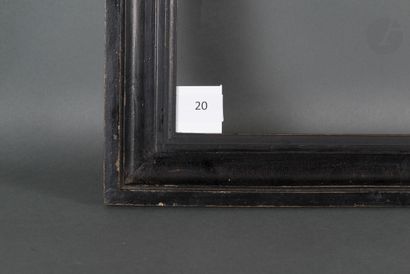 null Baguette en bois mouluré et noirci. XIXe siècle.
49,9 x 64,2 cm - Profil : 5...