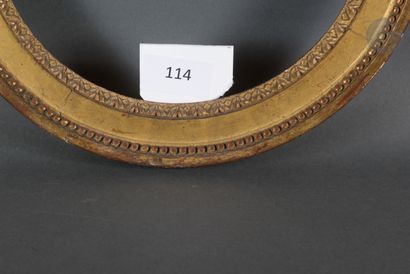null Round frame in carved and gilded oak decorated with pearls and grapes.
Louis...
