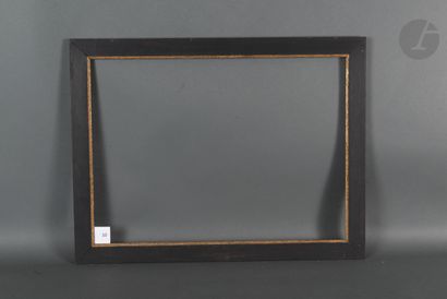  Cadre plat en chêne noirci, chanfrein doré à la vue. Début du XXe siècle. 37,1 x 51 cm...
