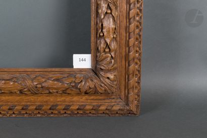 null Carved oak frame decorated with ribbons and laurel bundles.
Louis XIII period.
49,4...