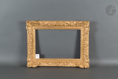 null Cadre en chêne sculpté et doré à décor Bérain. Époque Louis XIV (redoré).
23,8 x 36,5 cm...