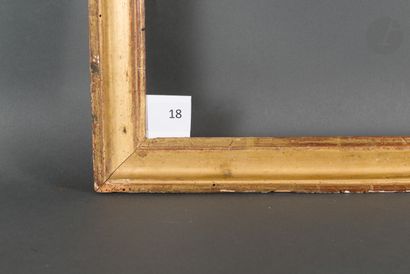 null Baguette en bois mouluré et doré.
Fin du XVIIIe siècle (ressemelée et accidents)
43,4 x 61,5 cm...