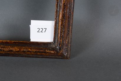 null Cadre à profil renversé en bois mouluré et patiné. Italie, XVIIe siècle.
17,7 x 21,4 cm...