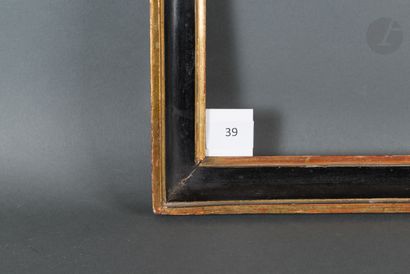 null Gorge en bois mouluré noir et or. Fin du XVIIIe siècle (petits accidents).
21 x 51 cm...